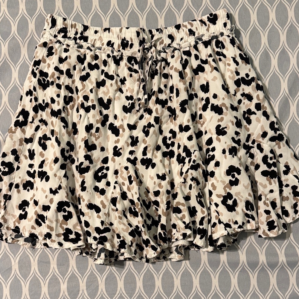 Francesca's Collections Black and Cream Patterned Skater Skirt